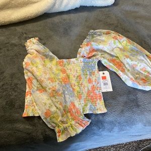 Billabong crop top with ruffled sleeves. Fits a small/medium